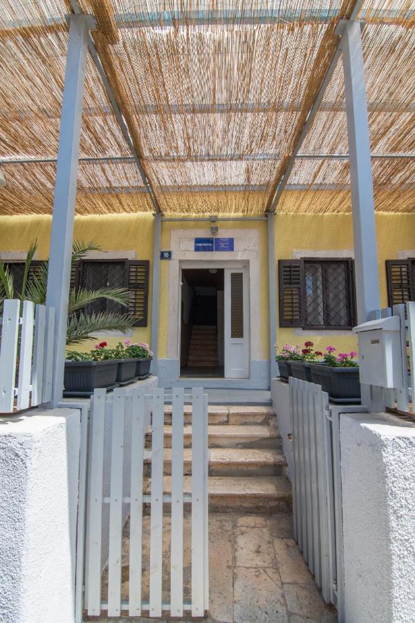 Hostel Flora Mali Lošinj Exteriör bild