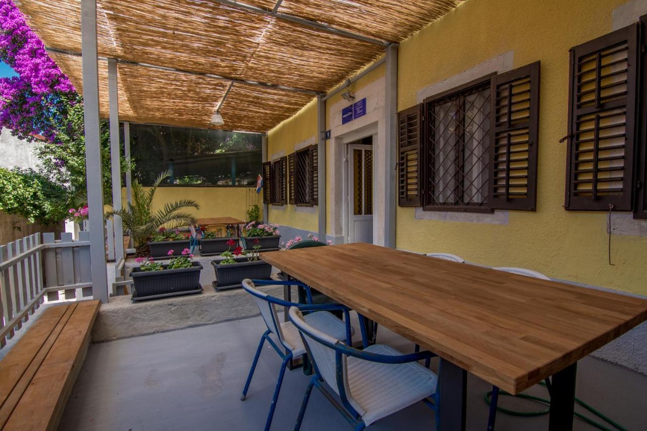 Hostel Flora Mali Lošinj Exteriör bild