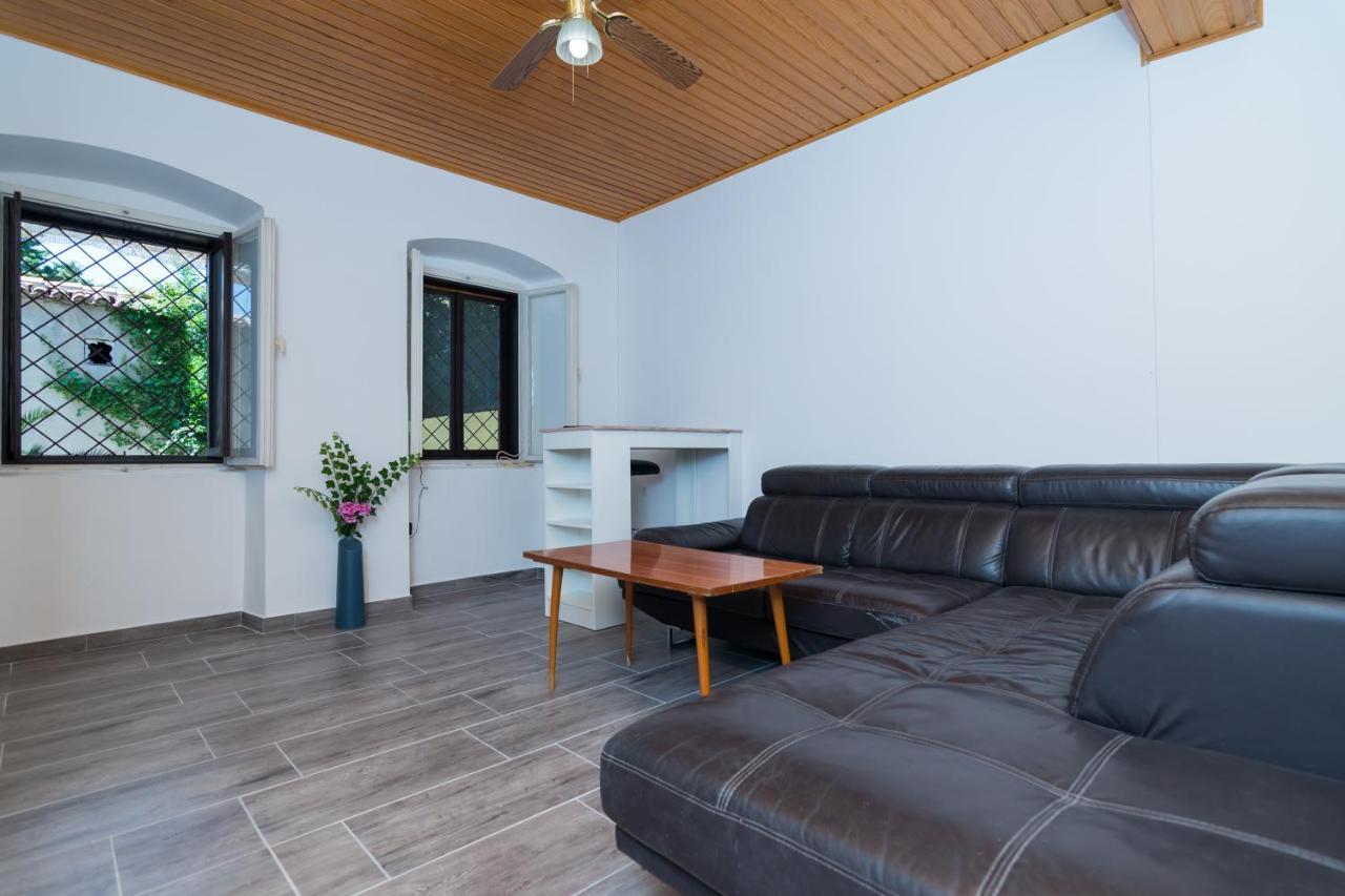 Hostel Flora Mali Lošinj Exteriör bild