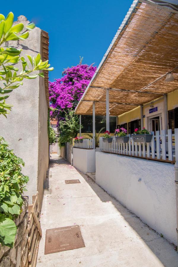 Hostel Flora Mali Lošinj Exteriör bild